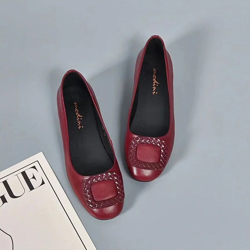 "Bekväma dam sneakers med rund tå, stabil häl och halkfri sula i svart, perfekt för både arbete och fritid."