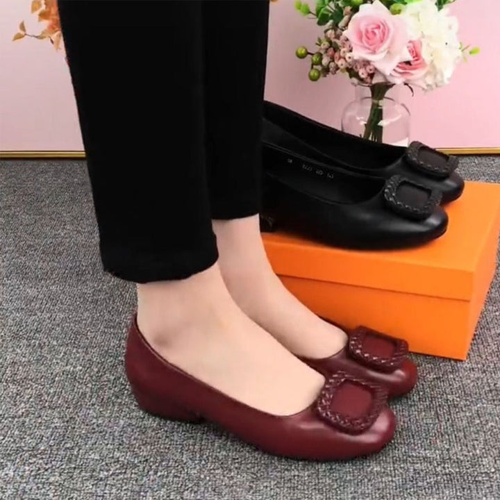 "Bekväma dam sneakers med rund tå, stabil häl och halkfri sula i svart, perfekt för både arbete och fritid."
