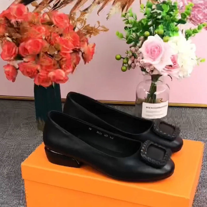 "Bekväma dam sneakers med rund tå, stabil häl och halkfri sula i svart, perfekt för både arbete och fritid."