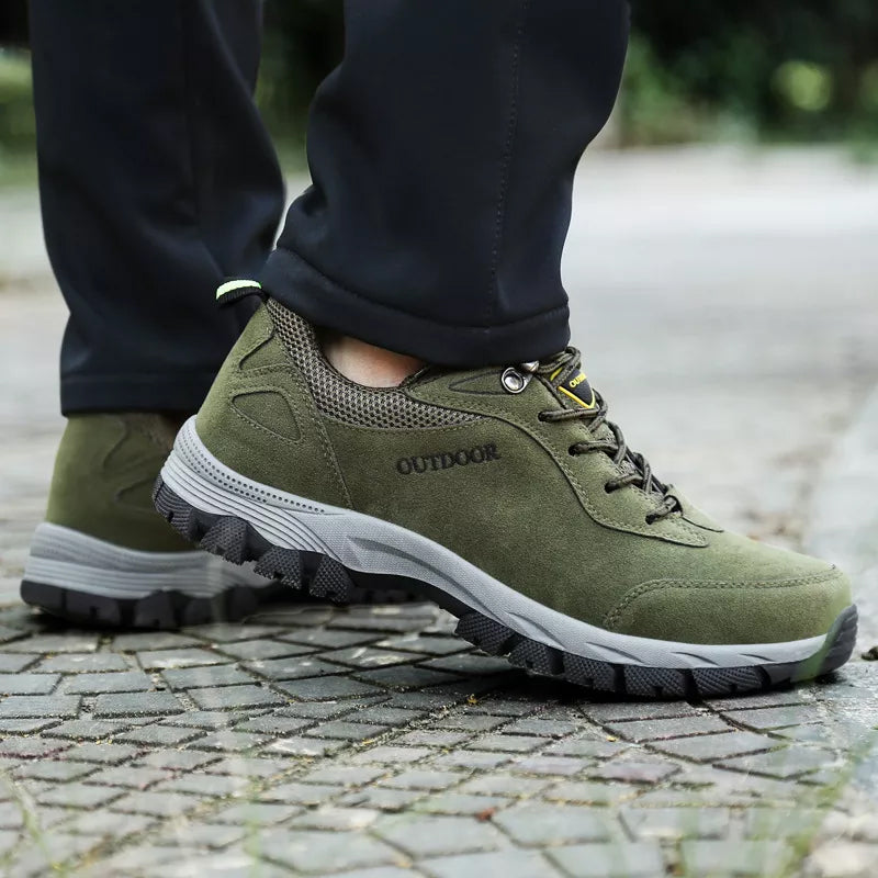 "Bekväma herr utomhus sneakers för bergsklättring i mörkgrön, med halkfri sula och elastisk snörlös design."