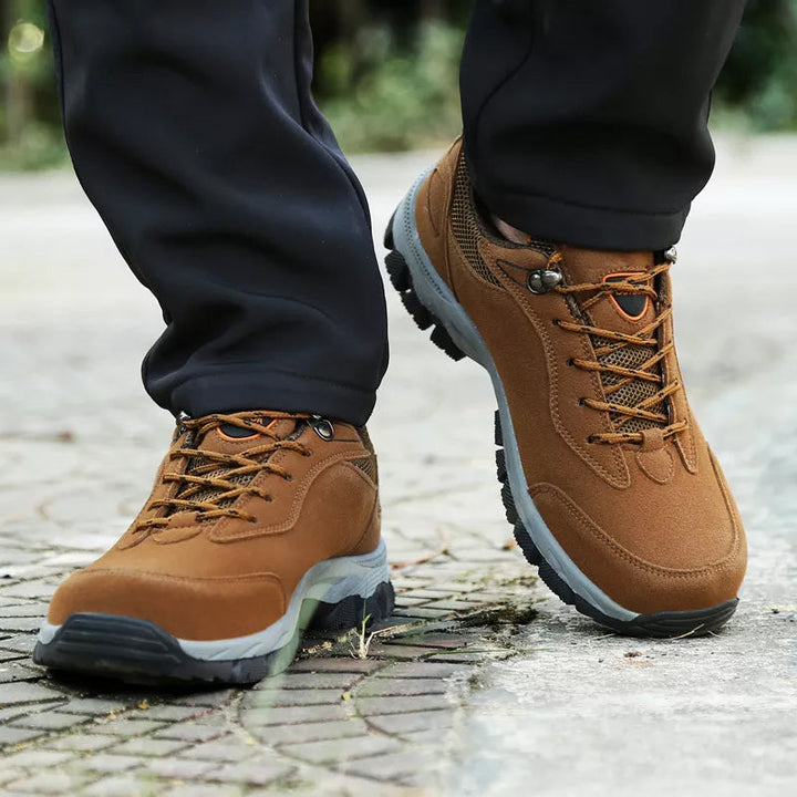 "Bekväma herr utomhus sneakers för bergsklättring i mörkgrön, med halkfri sula och elastisk snörlös design."