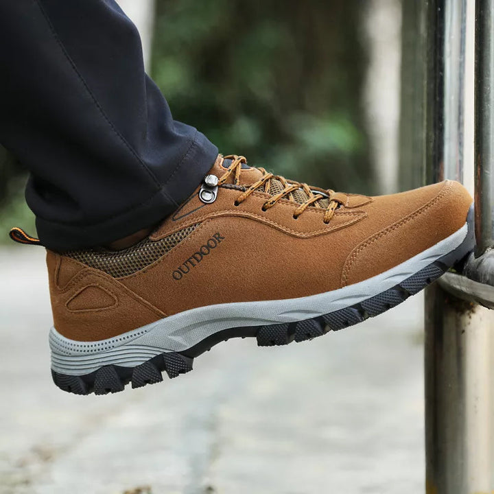 "Bekväma herr utomhus sneakers för bergsklättring i mörkgrön, med halkfri sula och elastisk snörlös design."