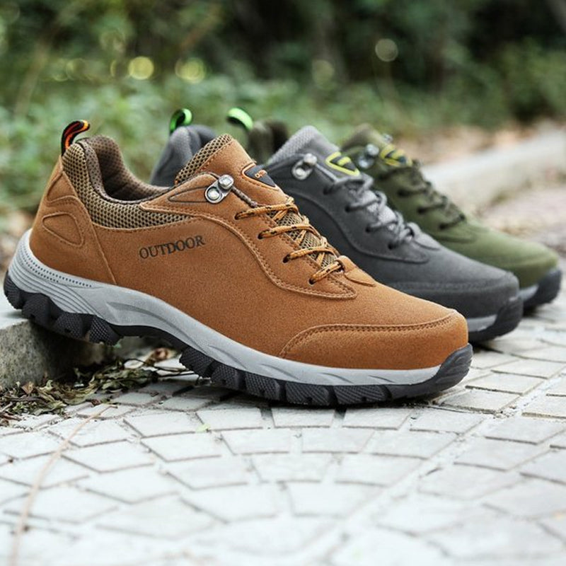 "Bekväma herr utomhus sneakers för bergsklättring i mörkgrön, med halkfri sula och elastisk snörlös design."