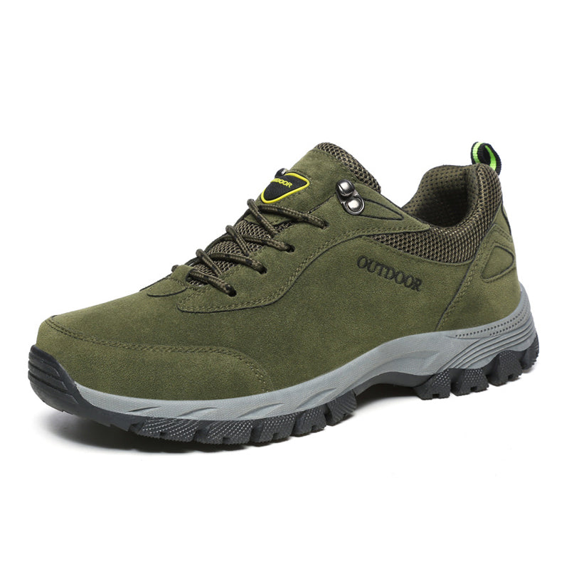 "Bekväma herr utomhus sneakers för bergsklättring i mörkgrön, med halkfri sula och elastisk snörlös design."