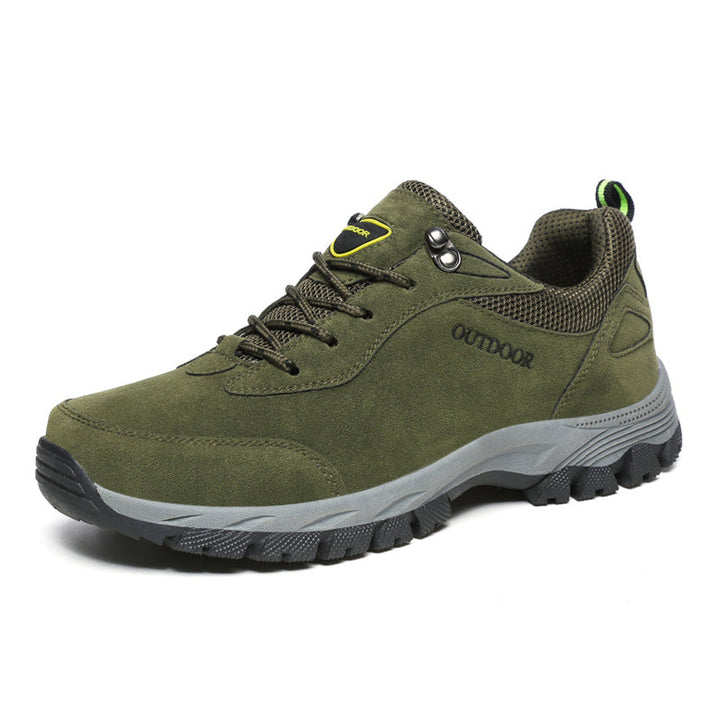 "Bekväma herr utomhus sneakers för bergsklättring i mörkgrön, med halkfri sula och elastisk snörlös design."