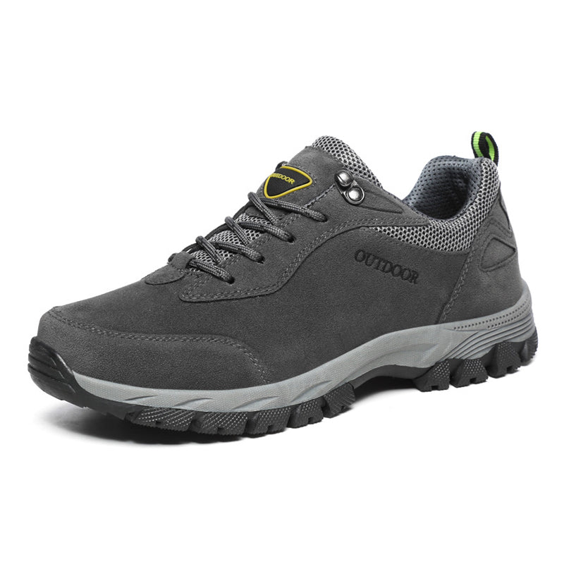 "Bekväma herr utomhus sneakers för bergsklättring i mörkgrön, med halkfri sula och elastisk snörlös design."