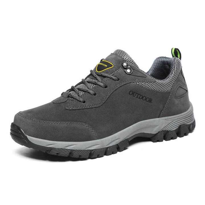 "Bekväma herr utomhus sneakers för bergsklättring i mörkgrön, med halkfri sula och elastisk snörlös design."