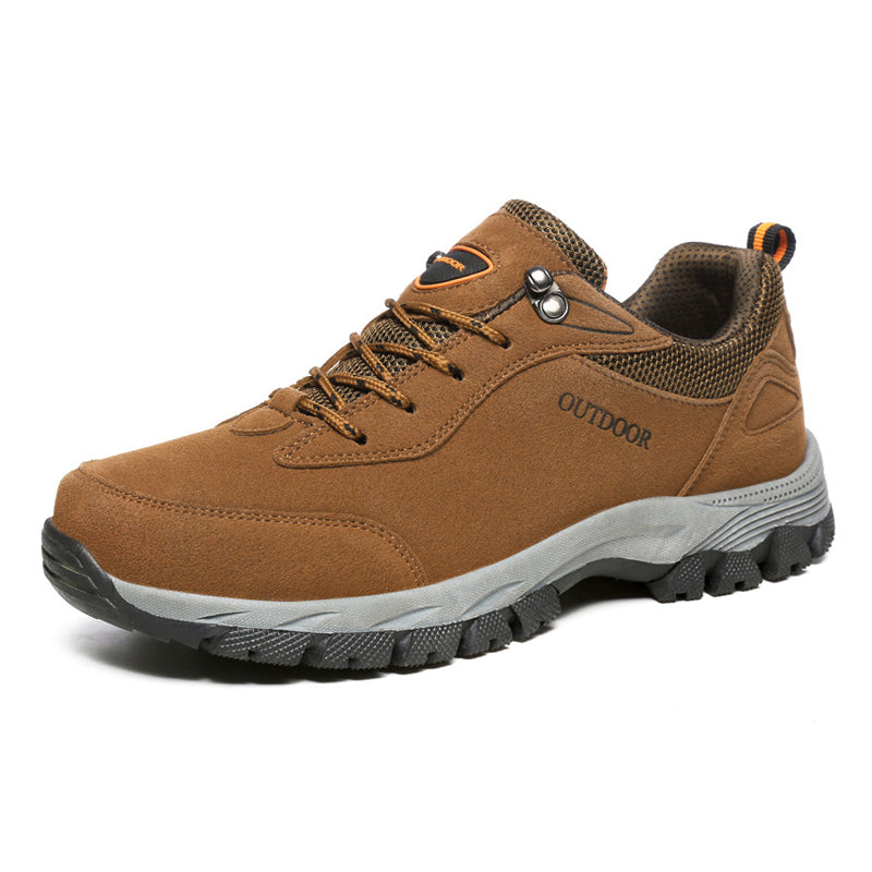 "Bekväma herr utomhus sneakers för bergsklättring i mörkgrön, med halkfri sula och elastisk snörlös design."