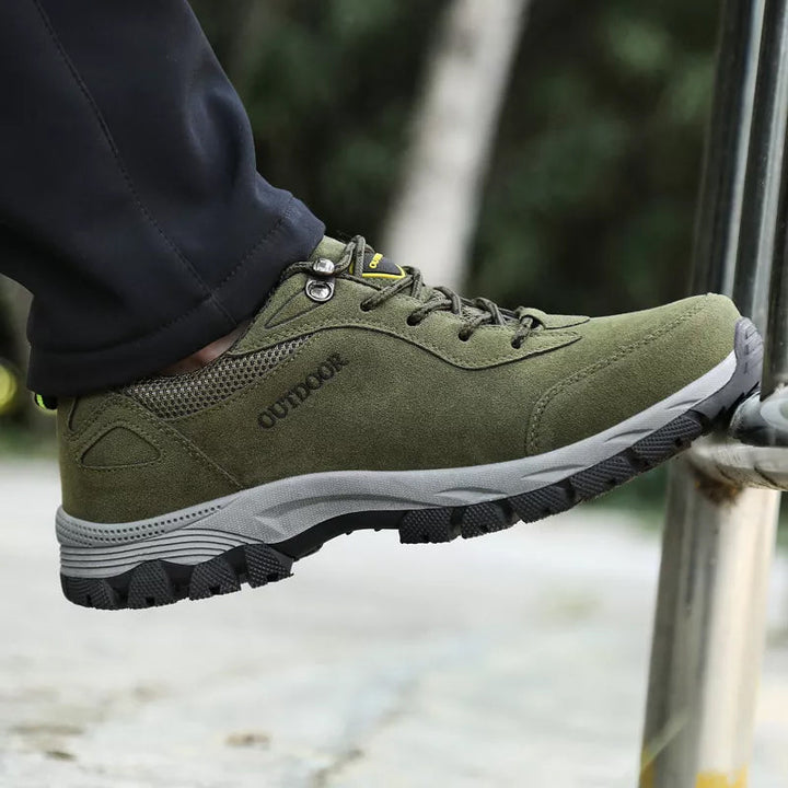 "Bekväma herr utomhus sneakers för bergsklättring i mörkgrön, med halkfri sula och elastisk snörlös design."