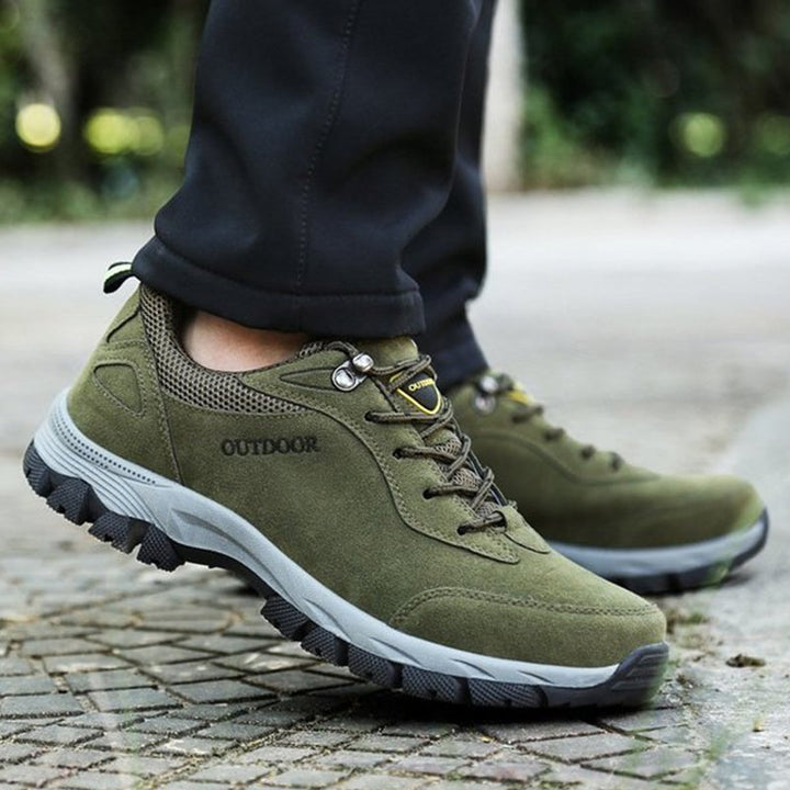 "Bekväma herr utomhus sneakers för bergsklättring i mörkgrön, med halkfri sula och elastisk snörlös design."