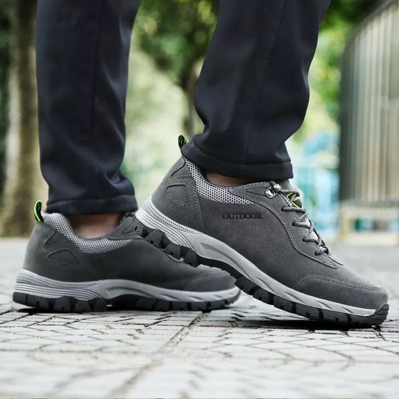 "Bekväma herr utomhus sneakers för bergsklättring i mörkgrön, med halkfri sula och elastisk snörlös design."