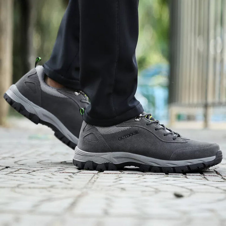 "Bekväma herr utomhus sneakers för bergsklättring i mörkgrön, med halkfri sula och elastisk snörlös design."