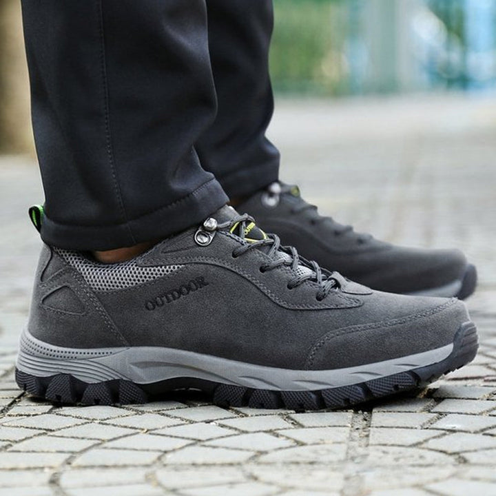 "Bekväma herr utomhus sneakers för bergsklättring i mörkgrön, med halkfri sula och elastisk snörlös design."