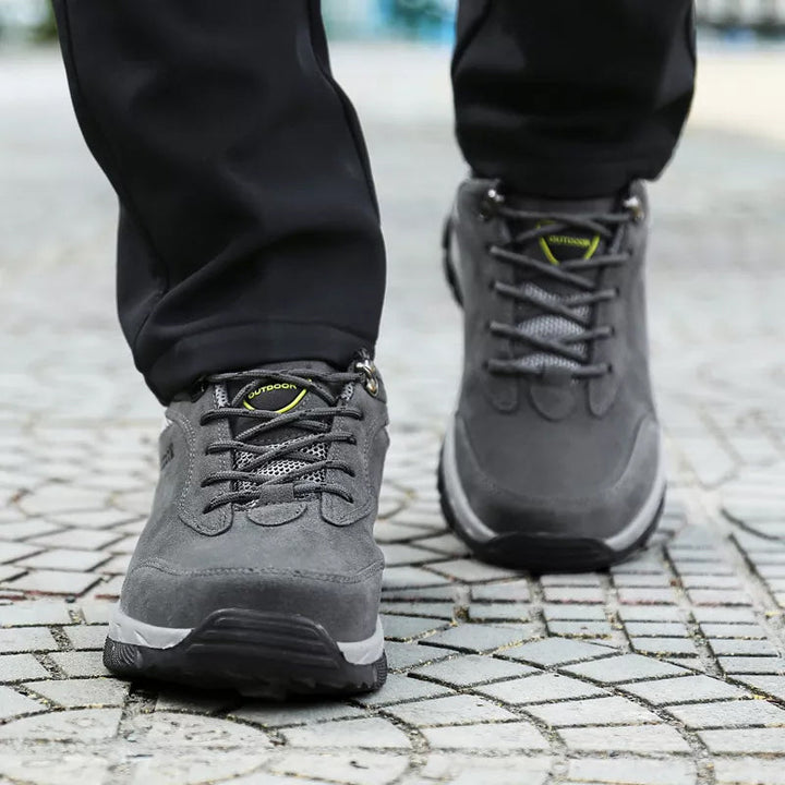 "Bekväma herr utomhus sneakers för bergsklättring i mörkgrön, med halkfri sula och elastisk snörlös design."