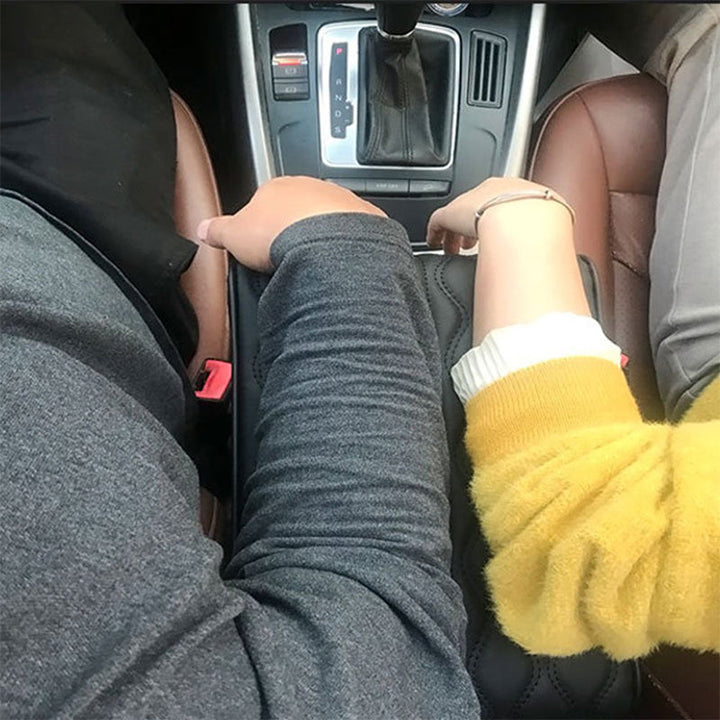"Bil memory foam armstödslåda i elegant svart mikrofiberläder, stilrent designad för komfort och skydd mot smuts och slitning