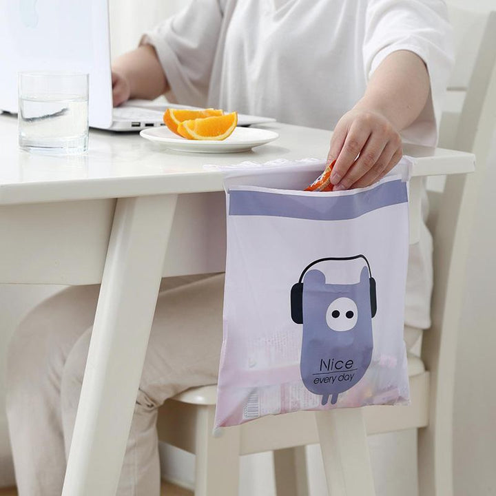 "Biologiskt nedbrytbara självhäftande rengöringspåsar i olika färger, 31,5x24,5 cm, miljövänliga och mångsidiga."