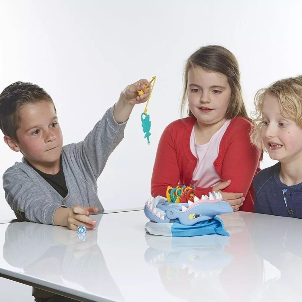 Närbild BiteBlitz haj: redo att bita. Ett spännande, roligt familjespel. Perfekt barnspel för strategiska utmaningar.