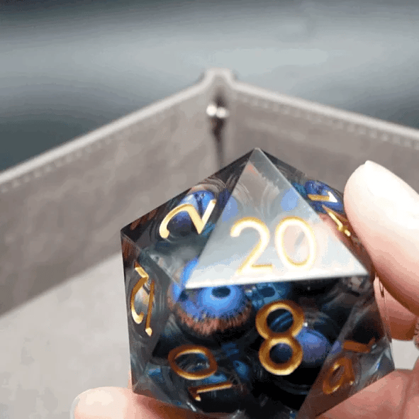 Skarpkantade polyedriska blå rollspelstärningar med flytande effekt för bordsspel.