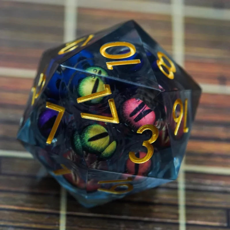 Set av flytande polyedriska DND rollspelstärningar med ögondesign för immersivt spel.