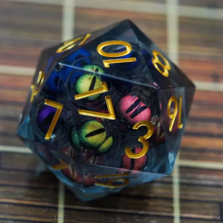 Set av flytande polyedriska DND rollspelstärningar med ögondesign för immersivt spel.