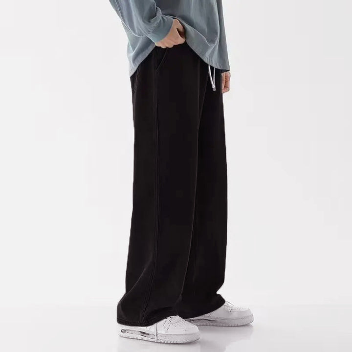 Svarta herrjeans med lösa vida ben, erbjuder komfort och en modern avslappnad passform för män