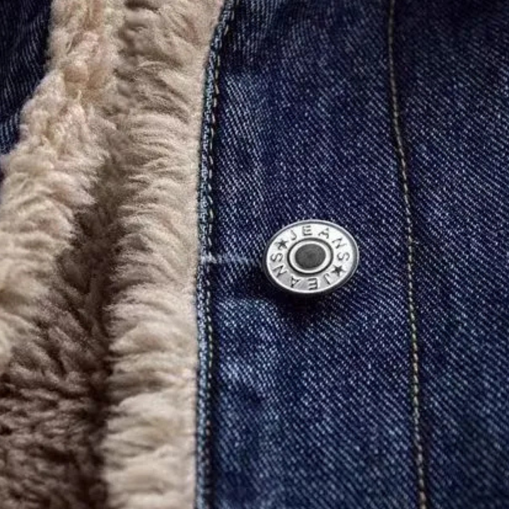 Detaljbild av blå damväst. Stilren design, perfekt höstmode. Kvinnlig ytterplagg.