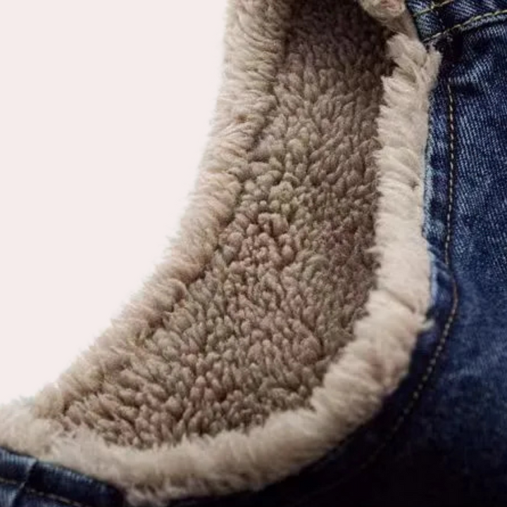 Mångsidig blå damväst. Ett måste för höstmode. Perfekt som lagerplagg för både stil och värme.