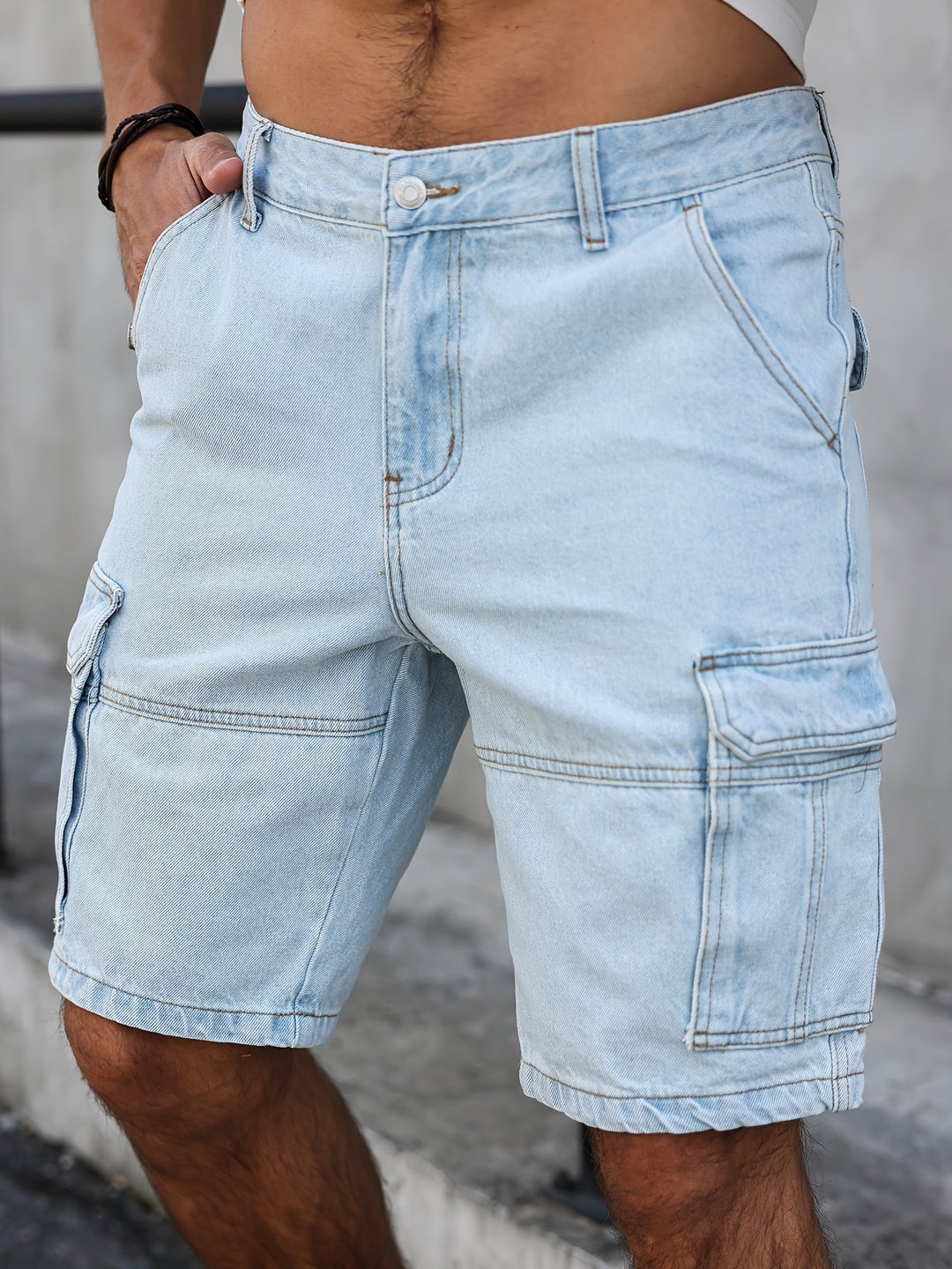 Närbild av textur på Urban Denim herrshorts i blå vintage jeansstil, för en avslappnad och modern look.