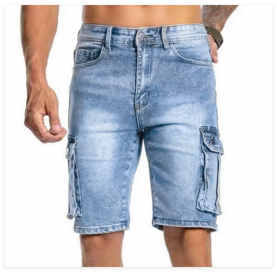 Man bär Urban Denim herrshorts med t-shirt, bekväma blå sommarshorts för en avslappnad urban stil.