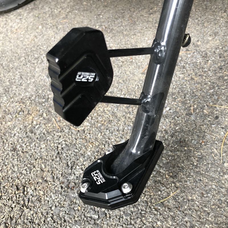 "Blå aluminium kickstand fotförlängare för motorcyklar, förstärker stabilitet på ojämn mark, minskar vältningsrisk."