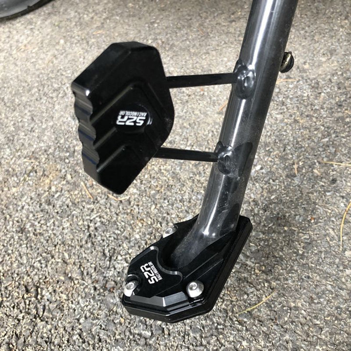 "Blå aluminium kickstand fotförlängare för motorcyklar, förstärker stabilitet på ojämn mark, minskar vältningsrisk."