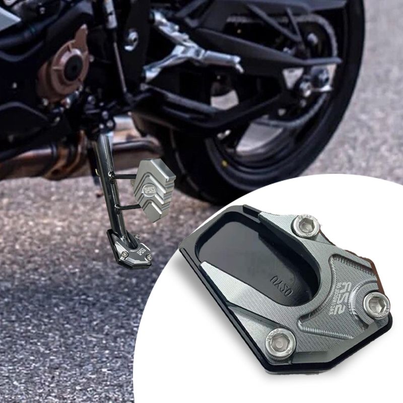 "Blå aluminium kickstand fotförlängare för motorcyklar, förstärker stabilitet på ojämn mark, minskar vältningsrisk."