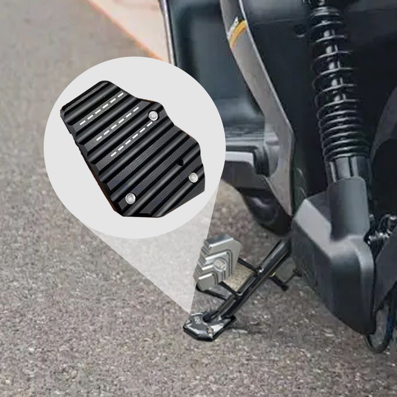 "Blå aluminium kickstand fotförlängare för motorcyklar, förstärker stabilitet på ojämn mark, minskar vältningsrisk."