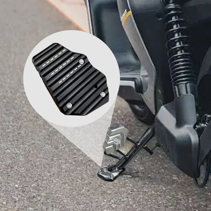 "Blå aluminium kickstand fotförlängare för motorcyklar, förstärker stabilitet på ojämn mark, minskar vältningsrisk."