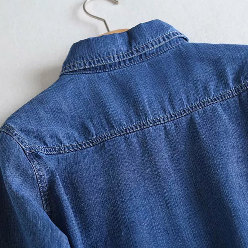 "Blå dam denimskjorta, långärmad med ficka, mjuk bomull, ledig stil, eleganta kragedetaljer, klassisk garderobsklassiker."
