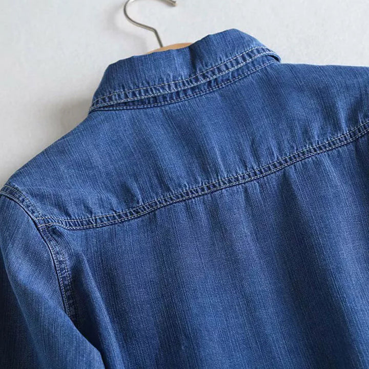 "Blå dam denimskjorta, långärmad med ficka, mjuk bomull, ledig stil, eleganta kragedetaljer, klassisk garderobsklassiker."