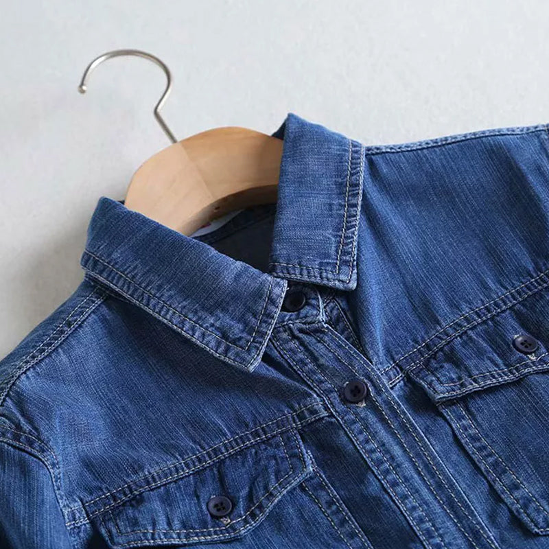 "Blå dam denimskjorta, långärmad med ficka, mjuk bomull, ledig stil, eleganta kragedetaljer, klassisk garderobsklassiker."