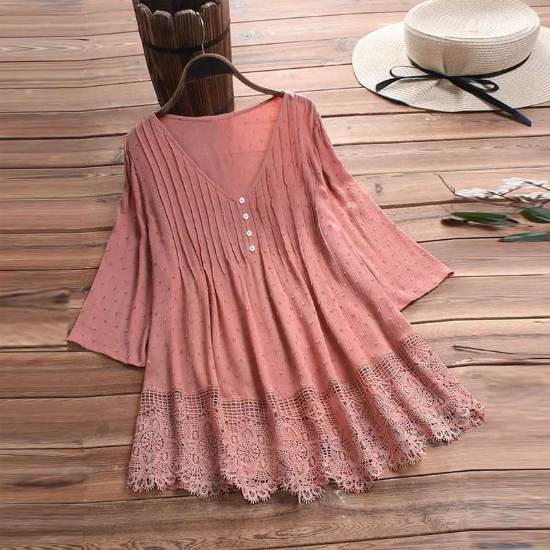 Blå damblus med V-ringning och plisserad spets, halvärmad design av chiffong, elegant för vår och sommar.