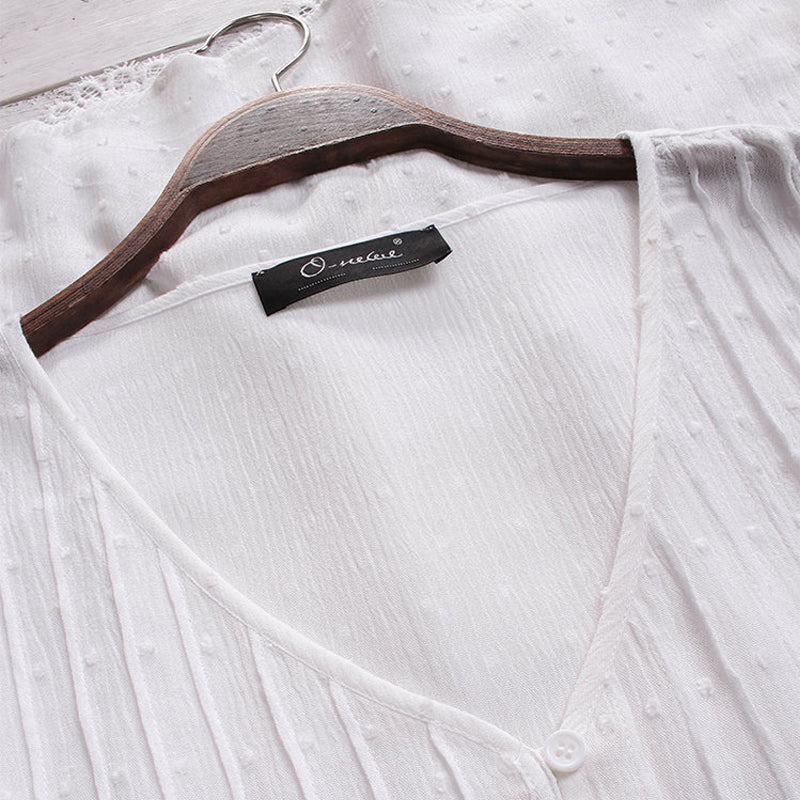 Blå damblus med V-ringning och plisserad spets, halvärmad design av chiffong, elegant för vår och sommar.