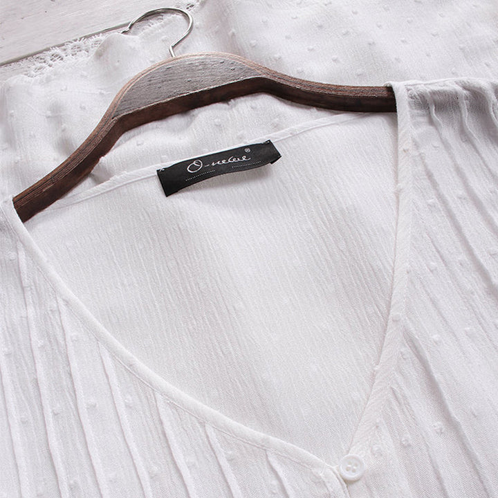 Blå damblus med V-ringning och plisserad spets, halvärmad design av chiffong, elegant för vår och sommar.
