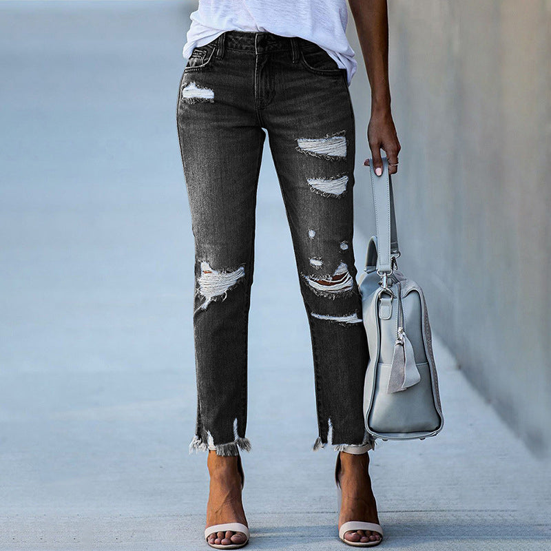 "Blå damjeans med hög stretch, medelhög midja, rivna detaljer och fransade kanter för ett modernt och trendigt utseende."