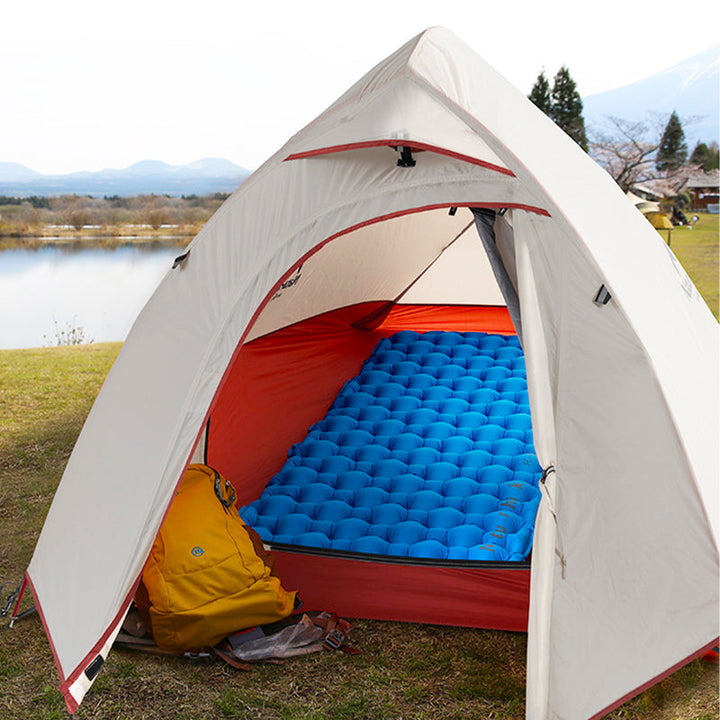 "Blå luftmadrass för camping, vattentät och kompakt, idealisk för året-runt-äventyr och enkel att bära."