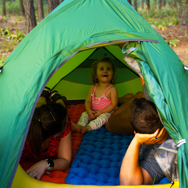"Blå luftmadrass för camping, vattentät och kompakt, idealisk för året-runt-äventyr och enkel att bära."