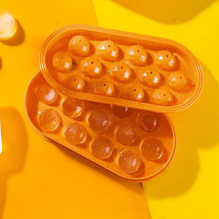 "Blå sfärisk iskubsform i plast för perfekta isbollar, kylning av drycker och efterrätter."