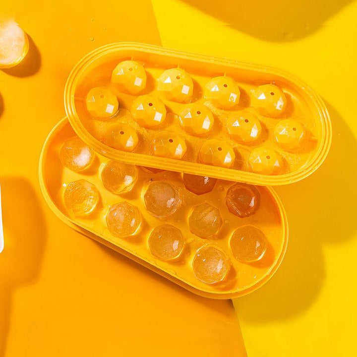 "Blå sfärisk iskubsform i plast för perfekta isbollar, kylning av drycker och efterrätter."