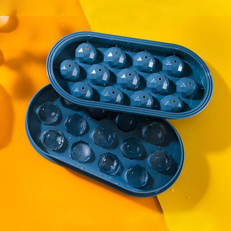 "Blå sfärisk iskubsform i plast för perfekta isbollar, kylning av drycker och efterrätter."