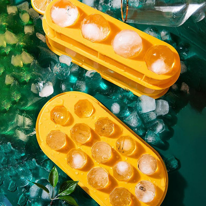 "Blå sfärisk iskubsform i plast för perfekta isbollar, kylning av drycker och efterrätter."