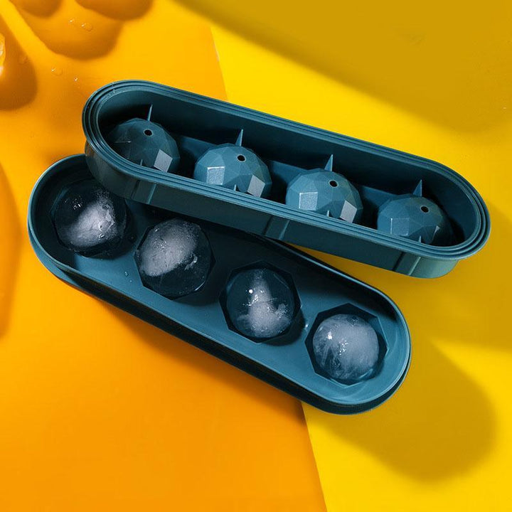 "Blå sfärisk iskubsform i plast för perfekta isbollar, kylning av drycker och efterrätter."