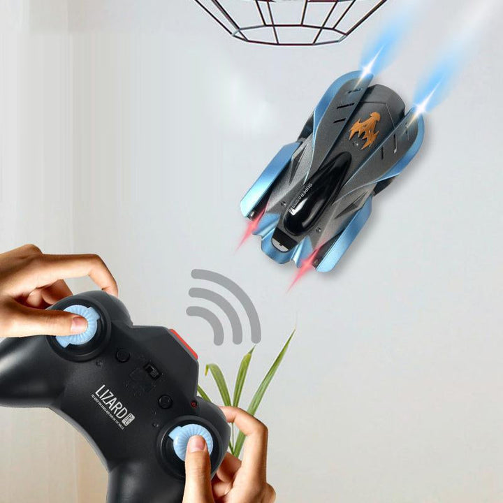 "Blå väggklättrande RC-stuntbil för barn, kör upp och ner, perfekt för äventyr på alla ytor med lång batteritid."