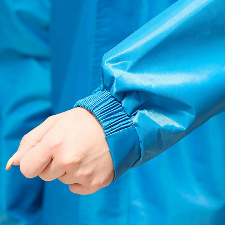 "Blå vindtät unisex regnjacka med reflexband, stilren design för säkert och torrt utomhusbruk."